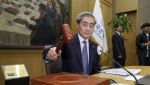 웃으며 입장한 신현송…예상된 금리인상에 차분한 금통위[금통위스케치]