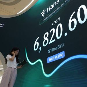 개인 3.7조 매수에도 7000선 내줘…코스피 6%대 급락 마감