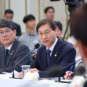 "선거 앞두고 주가 띄웠나?"…李 질문에 국민연금 "사실무근"