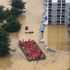 5m 홍수 속 6000명 구한 '트랜스포머'…中 바지선 화제