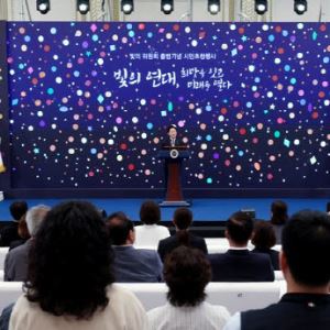李대통령 "누구도 헌법 위에 군림하려 해선 안돼"