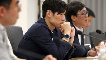 "박지성이 뭘 안다고" 발언에... 박지성 "위치에 안 맞는 행동"