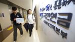 뿔난 삼전 개미들, 국민연금에 서한 보낸 사연 "주가는 급락, 직원만 성과급?"