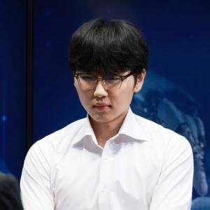 "AI 흉내보다 내 바둑 뒀다"...카타고 2연승 거둔 '인간 최강' 신진서
