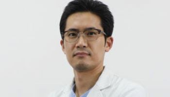  “비 오는 날 계단 내려갈 때 무릎이 더 아프다면?” 퇴행성관절염 신호