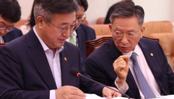 법사위 전체회의, '대화하는 정성호-윤호중'