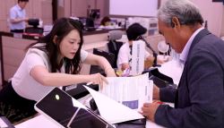 [단독]ATM '수수료 0원' 시대, 연내 우체국서 모든 은행 입·출금 무료