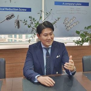 엘앤케이바이오 “척추 임플란트 글로벌 유통 계약 수정…다른 글로벌 기업과도 논의 동시 진행”
