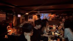 "고립 싫지만 깊은 관계는 부담"…혼술바 찾는 MZ[르포]