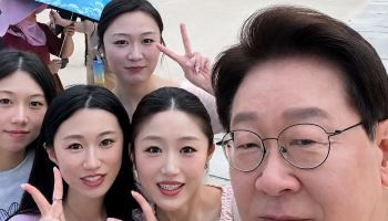 "이 대통령이 셀카 찍어줌" 中 관광객 자랑에 현지 폭발