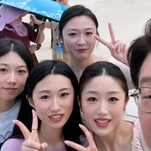 "이 대통령이 셀카 찍어줌" 中 관광객 자랑에 현지 폭발