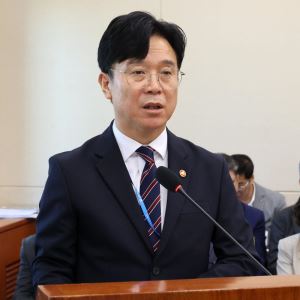 '52시간 예외' 두고 산업부·노동부 또 충돌…"신중해야"vs"논의 중"