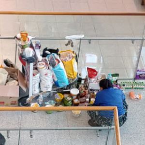 “나가달라” vs “갈 곳 없다”…인천공항 노숙인 두고 시끌