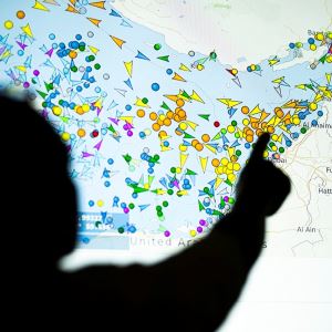 6개월 폭격하고도 못 꺾었다…트럼프, 이란 '돈줄 죄기' 옛 제재로 회귀