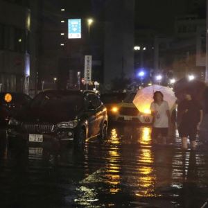사망 3명·나리타 7000명 발 묶여…日 수도권 폭우에 교통망 마비