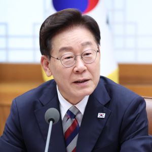 李대통령 "4년 중임·연임제 일관된 입장"…野 "임기 연장 꼼수"(종합)