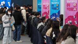 신입 대신 AI?…‘이 업종' 청년 취업 10만명 가까이 ‘뚝'
