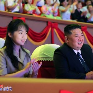 北 김정은, 광복절 공연 관람…李 '종전논의' 제안에 무반응