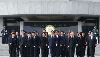 국립현충원 참배 마친 더불어민주당 지도부