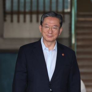 사직서 낸 정성호 "당통합·형소법 수정 등 국회서 할 일 더 많아"