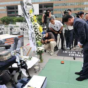 가습기살균제 피해자 조문한 기후장관…"배상 속도낼 것"