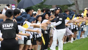 [포토]신다인과 하이파이브하는 KLPGA 키즈캠프 아이들