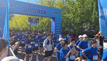 “뜨거운 10㎞ 끝엔 설레임”…3000명이 만든 파란 물결[르포]