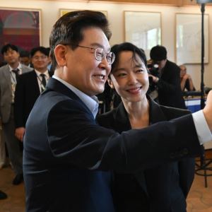 "아내가 찍어오라고"...李대통령, 전도연·설경구와 '찰칵'