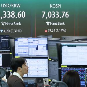 코스피, 1%대 올라 7000선 안착 시도…개미는 ‘팔자’