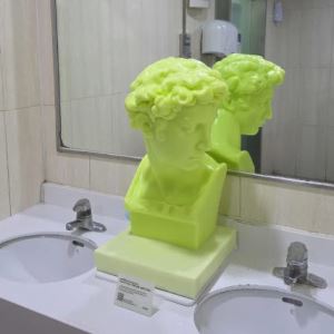 "저거 통짜 비누임?"…독산역 화장실에 놓인 조각상
