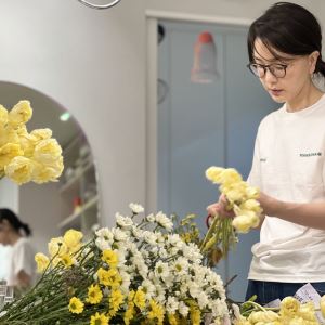 "지금도 '동거녀'라 조롱"...김건희 눈물 뒤 '꽃꽂이' 공개