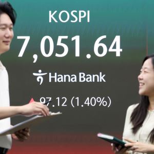블룸버그 "1만불 있으면 한국·명품·물 주식에 투자하라"