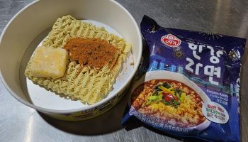 “주식도 파란데 라면까지…” 1000원 ‘한강라면’, 맛은 상한가일까[먹어보고서]