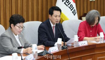 민주당 “장동혁, 콧수염 하나 붙이면 히틀러”