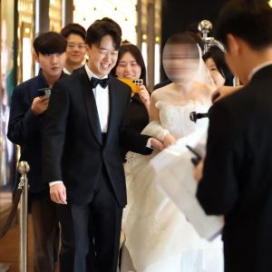 "저 결혼해요" 농심 3세 신상열, 신부 바라보며 연신 미소