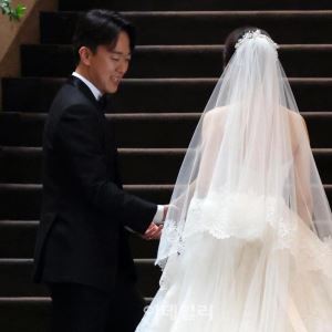 [단독]농심 3세 신상열, 문유석 전 판사 딸과 화촉…재계 하객 발길