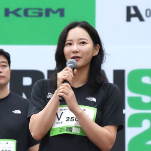 쌍둥이 유모차 밀고, 완주 메달과 찰칵…가을비 뚫은 1.2만 러너 열정