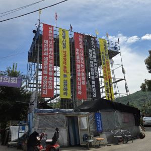 [단독]"구룡마을 입구 망루 설치는 불법"…주민들 계속 버티는 이유