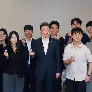 이억원 금융위원장, 취임 1주년 맞아 새내기 직원들 만나…왜?