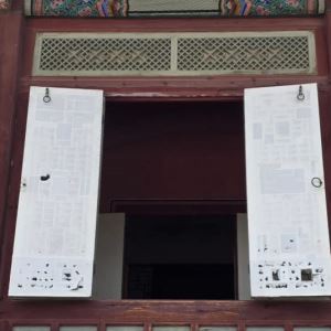 "고쳐놔도 다음날 또…" 구멍 숭숭 뚫린 경복궁 창호지