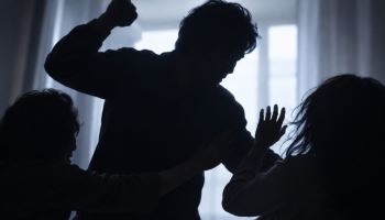 "감옥서 '바람' 의심하다"...풀려나자마자 아내·장모 찔러