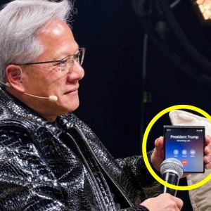 젠슨 황 손에 들린 폴더블폰, 애플 or 삼성? 뜻밖의 발신인
