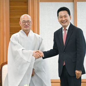 장동혁, 진우스님 예방…"국민 삶 먼저 살피는 정치"