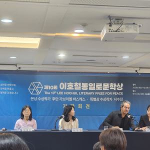 후안 가브리엘 바스케스 작가 “소설을 쓰고 읽는 것, 세계의 축소에 저항하는 일”