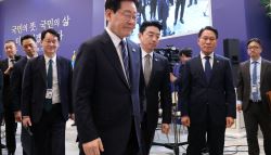 위로가 된다...웃음기 없던 李대통령, '개혁 업적'에 응답