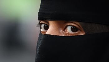 "얼굴 드러내고 등교하라"…伊 멜로니, 학교서 부르카·니캅 금지