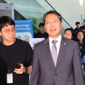 ‘金 낙마’ 민주당 “국민 눈높이에 맞지 않는 인사 인정”