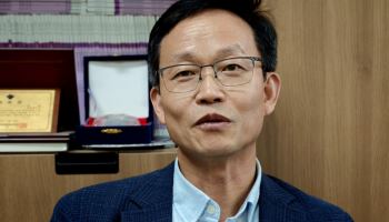 "AI시대, '사람 손길' 명품 된다…편의와 바꾼 '사고 외주화' 경고"