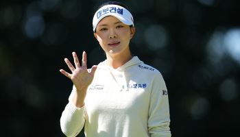 [포토]서어진,첫 날 밝은 손인사