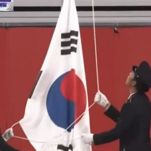 마지막까지 'F학점' 대회…남자축구 시상식서 태극기 늑장 게양